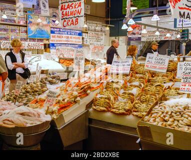 SEATTLE, WASHINGTON STATE, USA - 2007 MAGGIO: Pesce e frutti di mare in vendita al Pike Place Market Foto Stock