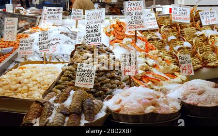 SEATTLE, WASHINGTON STATE, USA - 2007 MAGGIO: Pesce e frutti di mare in vendita al Pike Place Market Foto Stock