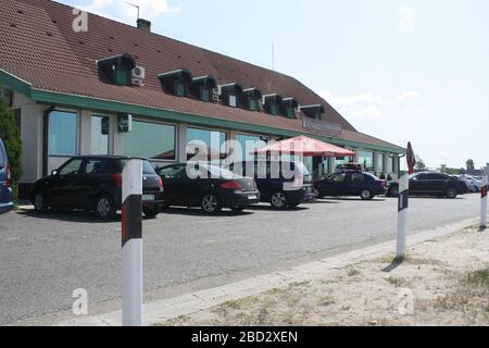 Le auto sono parcheggiate sul lato di un edificio Foto Stock