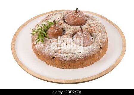 Deliziosa fetta di torta con pera, zenzero e cannella isolati su sfondo bianco. Foto Stock