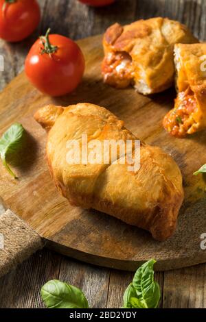 Calzone di Panzerotti, casereccia italiana, con basilico e salsa Foto Stock