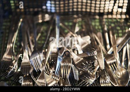 Forchette e cucchiai in un contenitore per piatti Foto Stock