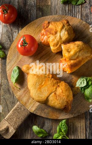 Calzone di Panzerotti, casereccia italiana, con basilico e salsa Foto Stock