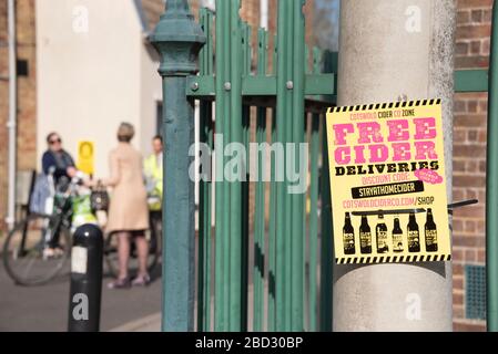 Poster in strada che fa pubblicità a casa consegne di sidro da parte dei maker, durante la pandemia Covid-19 del 2020, in modo che i clienti non hanno bisogno di uscire Foto Stock