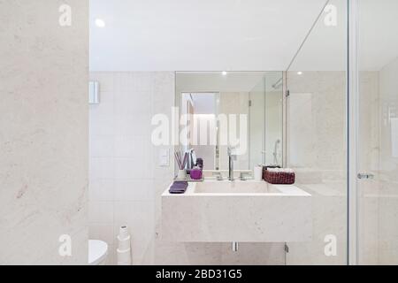 Interni domestici, bagno moderno. Foto Stock