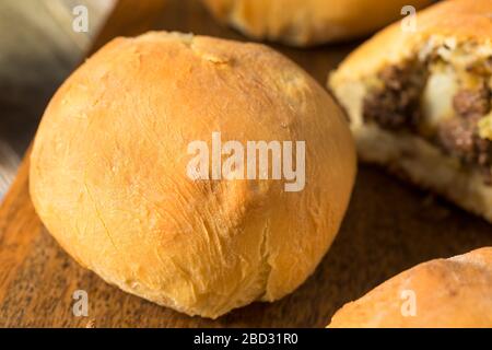 Bierocks Russo di manzo fatto in casa con cavolo e cipolla Foto Stock