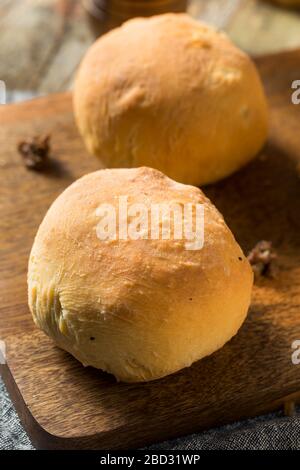 Bierocks Russo di manzo fatto in casa con cavolo e cipolla Foto Stock