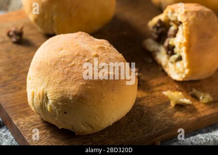 Bierocks Russo di manzo fatto in casa con cavolo e cipolla Foto Stock