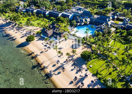 Vista aerea, spiaggia di fronte al lussuoso hotel Sofitel Mauritius l'Imperial Resort & Spa, Flic en Flac, Mauritius Foto Stock