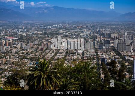 Vista su Santiago del Cile dal punto di vista Cerro San Cristobal, Regione Metropolitana, Cile Foto Stock