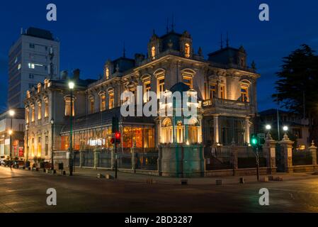 Ex palazzo della città di Sara Braun e Jose Nogueira, oggi hotel di lusso, Hotel Jose Nogueira, Plaza de Armas, Punta Arenas, Region de Magallanes y Foto Stock