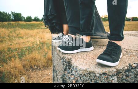 Un uomo e una donna sono in piedi in sneakers Foto Stock