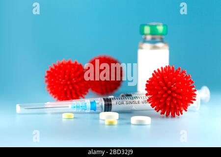 Coronavirus cinese COVID-19 macro foto. Virus pericoloso. Medicinali. Droghe. Pillole. Medicina concettuale. Sfondo blu Salute Foto Stock