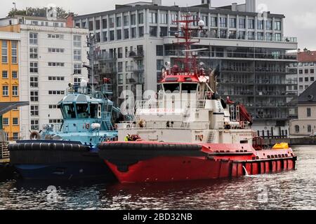 Tug boas vivax e BB Worker ormeggiato nel porto di Bergen, Norvegia Foto Stock