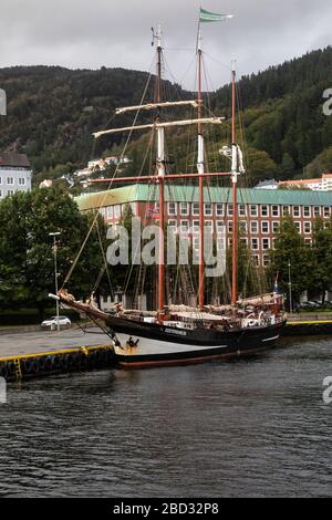 Il veterano tre-masted topsail schooner Oosterschelde (costruito 1918) ormeggiato nel porto di Bergen, Norvegia Foto Stock