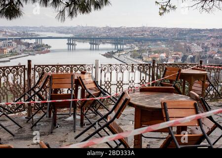 Sedie e tavoli sono sigillati dai clienti al famoso Pierre Loti Cafe di Istanbul a Eyup, Istanbul. Foto Stock