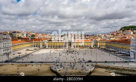 Piazza Comercio a Lisbona, Portogallo, Arco di Augusta, monumenti e persone. Conosciuto anche come Terreiro do Paço de Lisboa. Foto Stock