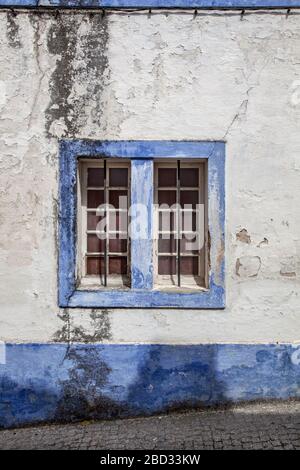La finestra è vecchia e il vetro rotto con le tende. Foto Stock
