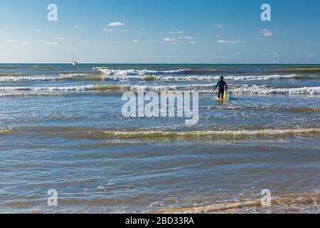 Herzliya, Israele - 05 marzo 2020: I surfisti cavalcano le onde sulla costa mediterranea Foto Stock