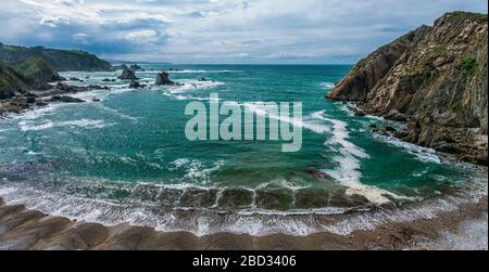 Costa delle Asturie. Spiaggia selvaggia di El Silencio. Asturie, Spagna Foto Stock