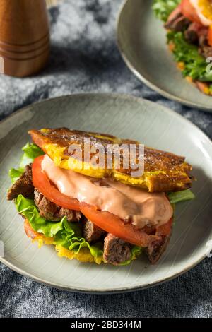 Sandwich di bistecca di Jibarito portoricano fatto in casa con lattuga e pomodoro Foto Stock