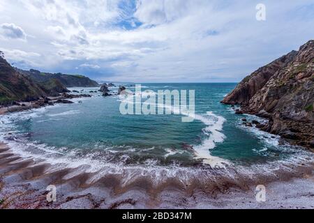 Costa delle Asturie. Spiaggia selvaggia di El Silencio. Asturie, Spagna Foto Stock