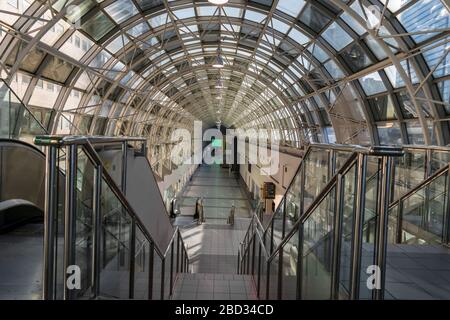 FINO alla Union Station Toronto all'ora di punta Venerdì mattina 3 aprile 2020. Foto Stock