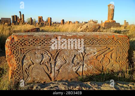 Una delle pietre tombali più importanti del cimitero di Noratus, il più antico cimitero armeno che copre un'area di 7 ettari nel villaggio di Noratus, Armenia Foto Stock