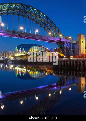 Il Tyne Bridge & Sage Gateshead di notte dal Newcastle Quayside, Newcastle upon Tyne, Tyne and Wear, Inghilterra, Regno Unito Foto Stock