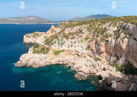 La costa lungo Punta Giglio, promontorio nei pressi di Alghero (Sardegna, Italia) Foto Stock