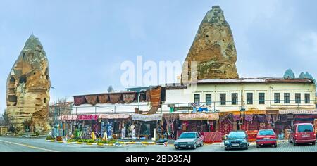 GOREME, TURCHIA - 17 GENNAIO 2015: Panorama del mercato dei tappeti e dei souvenir (bazar), situato nel centro della città e circondato da enormi rocce tufacee, su J Foto Stock