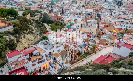 ALICANTE, SPAGNA - 27 DICEMBRE 2018: Veduta aerea del colorato quartiere di Santa Cruz nella vecchia città mediterranea di Alicante, Spagna Foto Stock