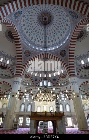 La Moschea di Ertuğrul Gazi, una moschea in stile turco situata ad Ashgabat, in Turkmenistan Foto Stock