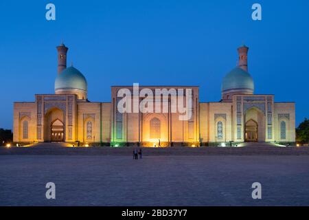 Vista notturna di Hast (Hazrati) Imam a Tashkent, Uzbekistan Foto Stock