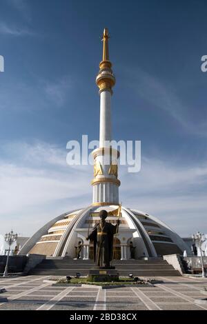 Monumento all'indipendenza ad Ashgabat, Turkmenistan Foto Stock