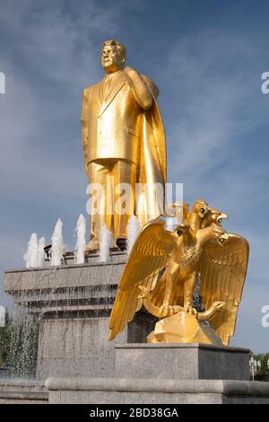 Statua in oro Saparmurat Niazov (Türkmenbaşy) al Monumento dell'Indipendenza ad Ashgabat, Turkmenistan Foto Stock