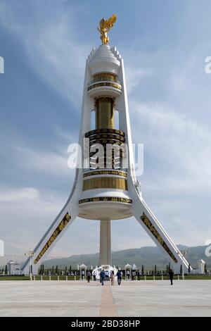 Monumento di neutralità ad Ashgabat, Turkmenistan Foto Stock