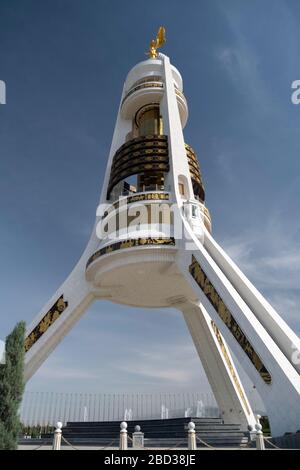 Monumento di neutralità ad Ashgabat, Turkmenistan Foto Stock