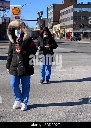 Operatori sanitari in viaggio per lavorare durante la Pandemia Covid19, Montreal Foto Stock