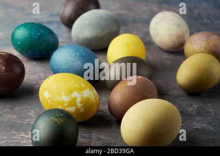 Pasqua. Sfondo di uova colorate naturalmente. Primo piano Foto Stock