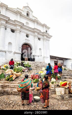 Il mercato dei fiori sulle scale della Iglesia de San Tomas a Chichicastenango, Guatemala. Foto Stock