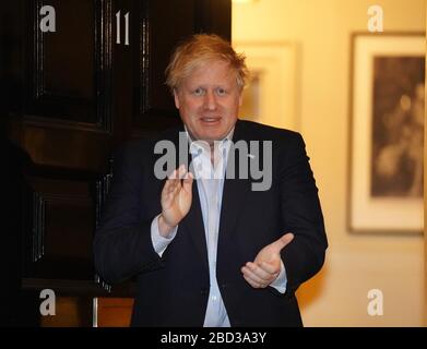 (200406) -- LONDRA, 6 aprile 2020 (Xinhua) -- Foto del file scattata il 2 aprile 2020 mostra il primo ministro britannico Boris Johnson applapping per il personale del servizio sanitario nazionale al di fuori di 11 Downing Street a Londra, Gran Bretagna. Il primo ministro britannico Boris Johnson è stato preso in terapia intensiva il lunedì sera dopo che i suoi sintomi di coronavirus sono peggiorati, Downing Street ha detto. Johnson ha chiesto al Segretario degli Esteri Dominic Raab di debutizzare per lui, ha detto un portavoce di Downing Street. (Pippa Fowles/N. 10 Downing Street/Handout via Xinhua) (SOLO PER USO EDITORIALE) Foto Stock