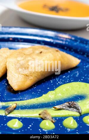 Huitlacoche quesadillas dello chef Rubi Silva del ristorante Los Mirasoles, Morelia, Michoacan, Messico. Foto Stock