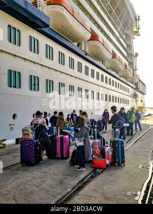 I membri dell'equipaggio messicano sono assistiti nello sbarco della nave da crociera Celebrity Eclipse al porto di San Diego il 3 aprile 2020 a San Diego, California. Più di duemila passeggeri sono stati sottoposti a screening e quindi autorizzati a partire in autobus e aerei per tornare a casa. Foto Stock