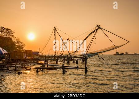 Rete cinese di pesca all'alba a Cochin, Kerala, India Foto Stock