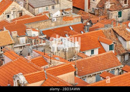 Vista ravvicinata dei tetti rossi della città vecchia di Spalato Foto Stock