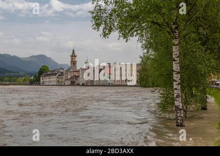 Vista sulla città di Rattenberg e sul fiume Inn in primavera, Rattenberg, Austria, Europa Foto Stock