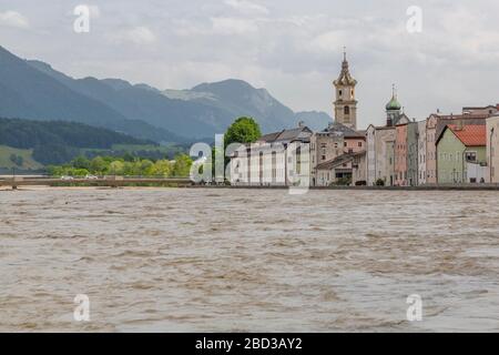 Vista sulla città di Rattenberg e sul fiume Inn in primavera, Rattenberg, Austria, Europa Foto Stock