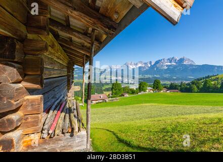 Vista di Wilder Kaiser e capanna di tronchi da posizione elevata vicino a Kitzbuhel, Kitsbuhel, Alpi austriache, Tirolo, Austria, Europa Foto Stock