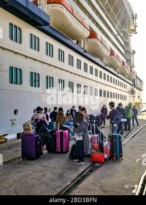 I membri dell'equipaggio messicano sono assistiti nello sbarco della nave da crociera Celebrity Eclipse al porto di San Diego il 3 aprile 2020 a San Diego, California. Più di duemila passeggeri sono stati sottoposti a screening e quindi autorizzati a partire in autobus e aerei per tornare a casa. Foto Stock